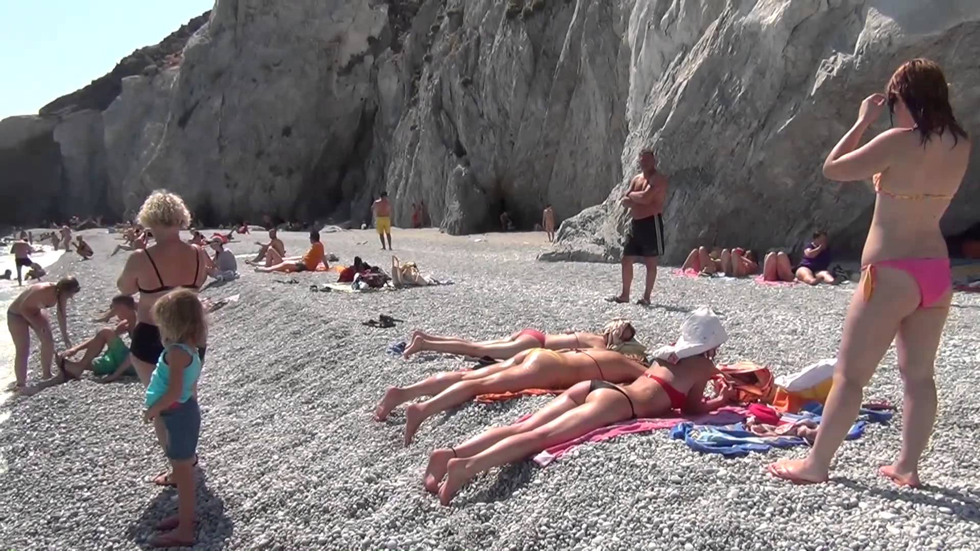 Любительское подглядывание за худой туристкой на нудистском пляже