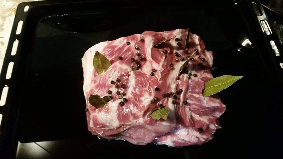 Cum se face carne de porc trasă pe un grătar de cărbune