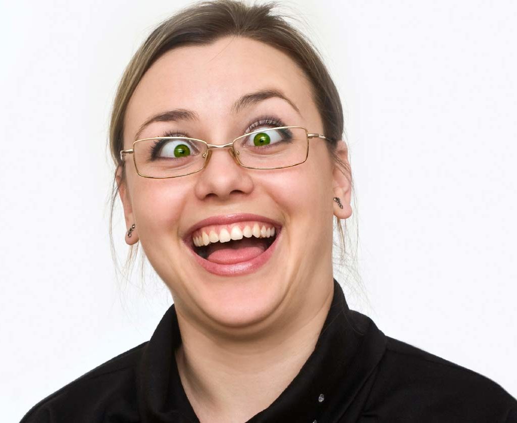 femeie privind crucis