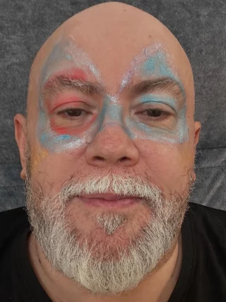 Am zis ca e cazul sa ma laud cu machiajul profesional făcut de fii-mea cea mică. Da, sunt un liliac.