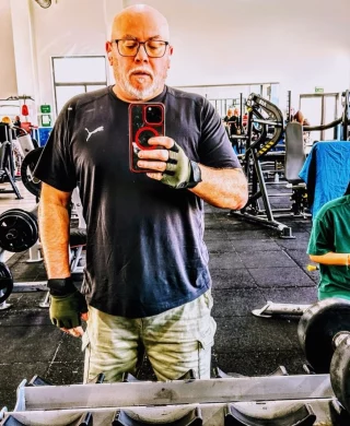 De fiecare data cand vad, pe stradă, cate un batranel de varsta mea, ma gandesc Oare am inceput prea tarziu sa ma tin constant de sport? Oare faptul ca ma simt fit e doar o stare trecatoare si urmeaza sa ajung si eu asa prabusit? Oare? I dont know. Nu am niciun mesaj mobilizator de lăsat.