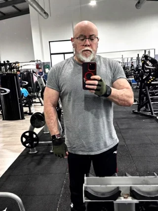 Your daily reminder. Nu conteaza varsta la care faci sport. Acum 2 ani nu eram capabil sa urc 5 trepte. Gafaiam ca o foca la orice efort. Nu puteam sa ma aplec sa imi leg sireturile.
Nu lasati varsta sa va loveasca. Nu fiti batranul ala pe care il vedeti ca se taraie in carja pe strada.
#doarzic